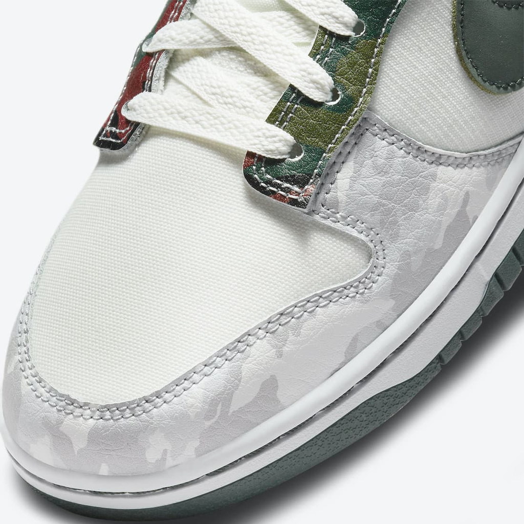 Nike Dunk Low - Vue latérale de la sneaker blanche avec empiècements camouflage beige et marron, swoosh vert olive et semelle bicolore