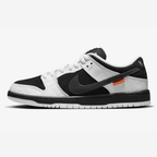 Nike SB Dunk Low TIGHTBOOTH - Vue latérale de la sneaker noir et blanc avec swoosh gris, détail orange sécurité et semelle noire