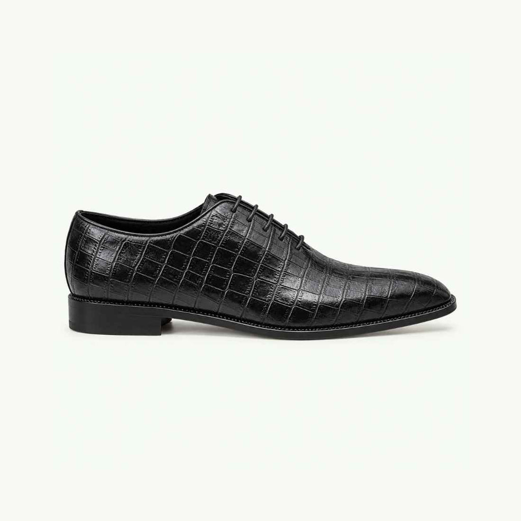 Soulier noir effet croco à bout effilé