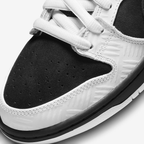 Nike SB Dunk Low TIGHTBOOTH - Vue latérale de la sneaker noir et blanc avec swoosh gris, détail orange sécurité et semelle noire