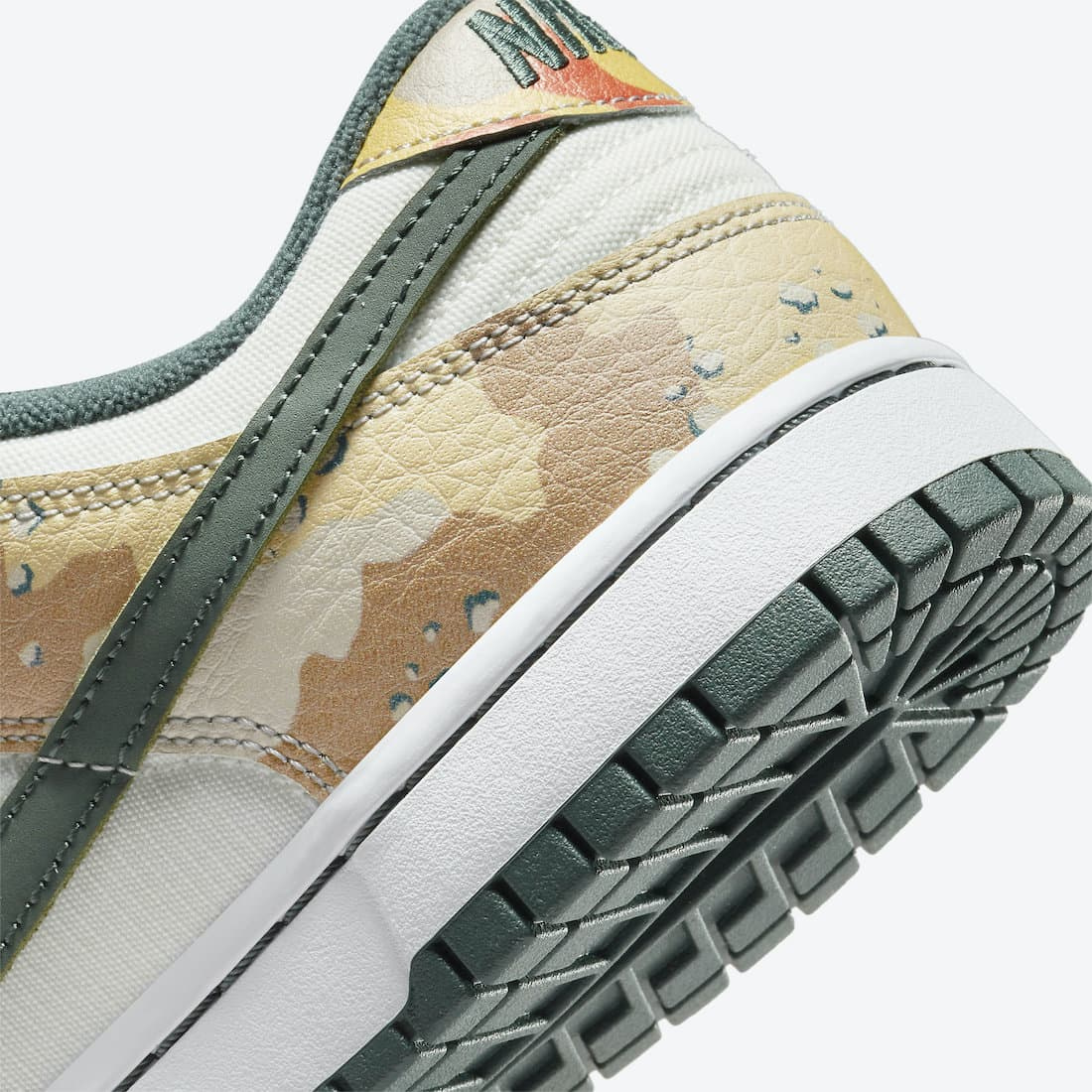 Nike Dunk Low - Vue latérale de la sneaker blanche avec empiècements camouflage beige et marron, swoosh vert olive et semelle bicolore