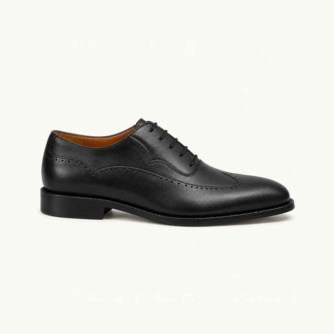 Soulier Richelieu noir à bout fleuri et lacets