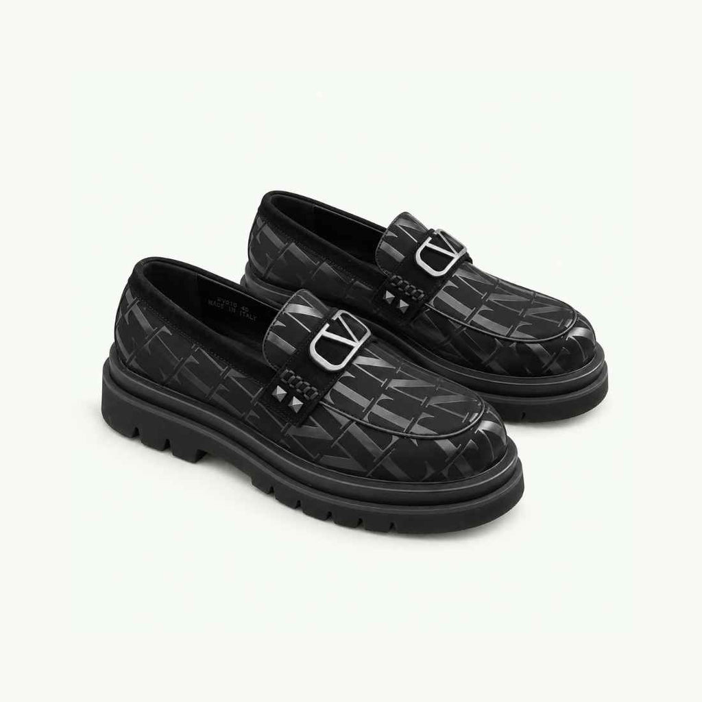 Mocassin noir à motif géométrique et semelle en gomme