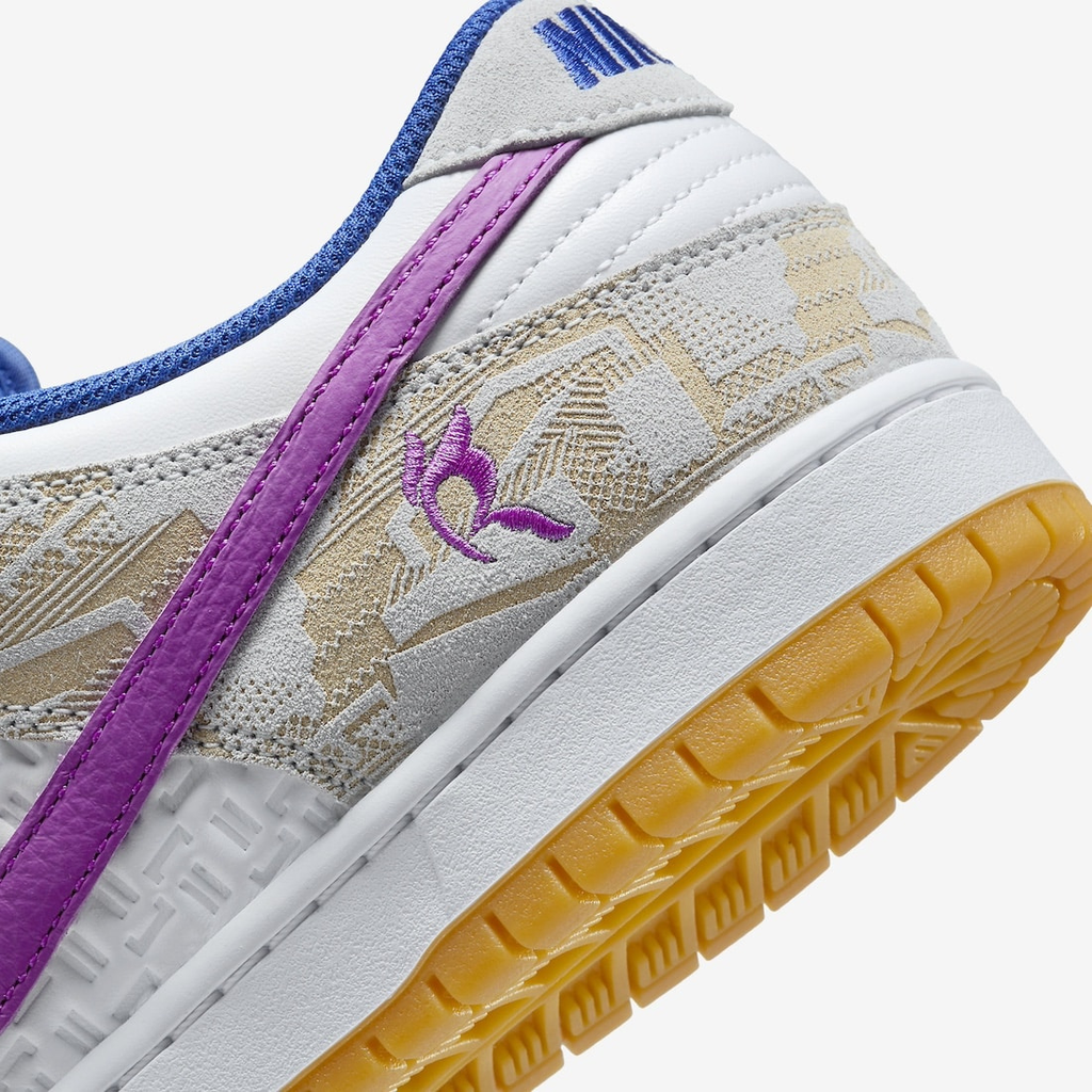 Nike SB Dunk Low Rayssa Leal - Vue latérale de la sneaker blanche avec empiècements beige et swoosh bleu royal, semelle gomme jaune