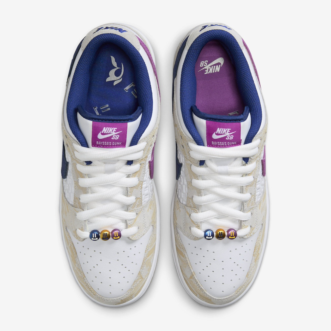 Nike SB Dunk Low Rayssa Leal - Vue latérale de la sneaker blanche avec empiècements beige et swoosh bleu royal, semelle gomme jaune