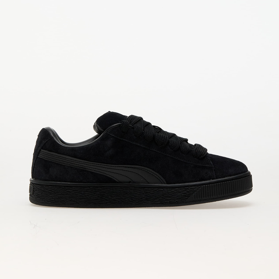Puma Suede XL tout noir - Sneaker streetwear iconique en daim avec bande blanche signature et semelle épaisse, style urbain tendance