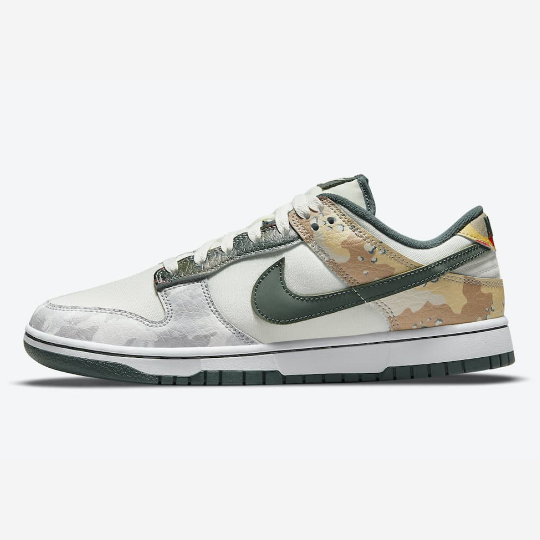 Nike Dunk Low - Vue latérale de la sneaker blanche avec empiècements camouflage beige et marron, swoosh vert olive et semelle bicolore