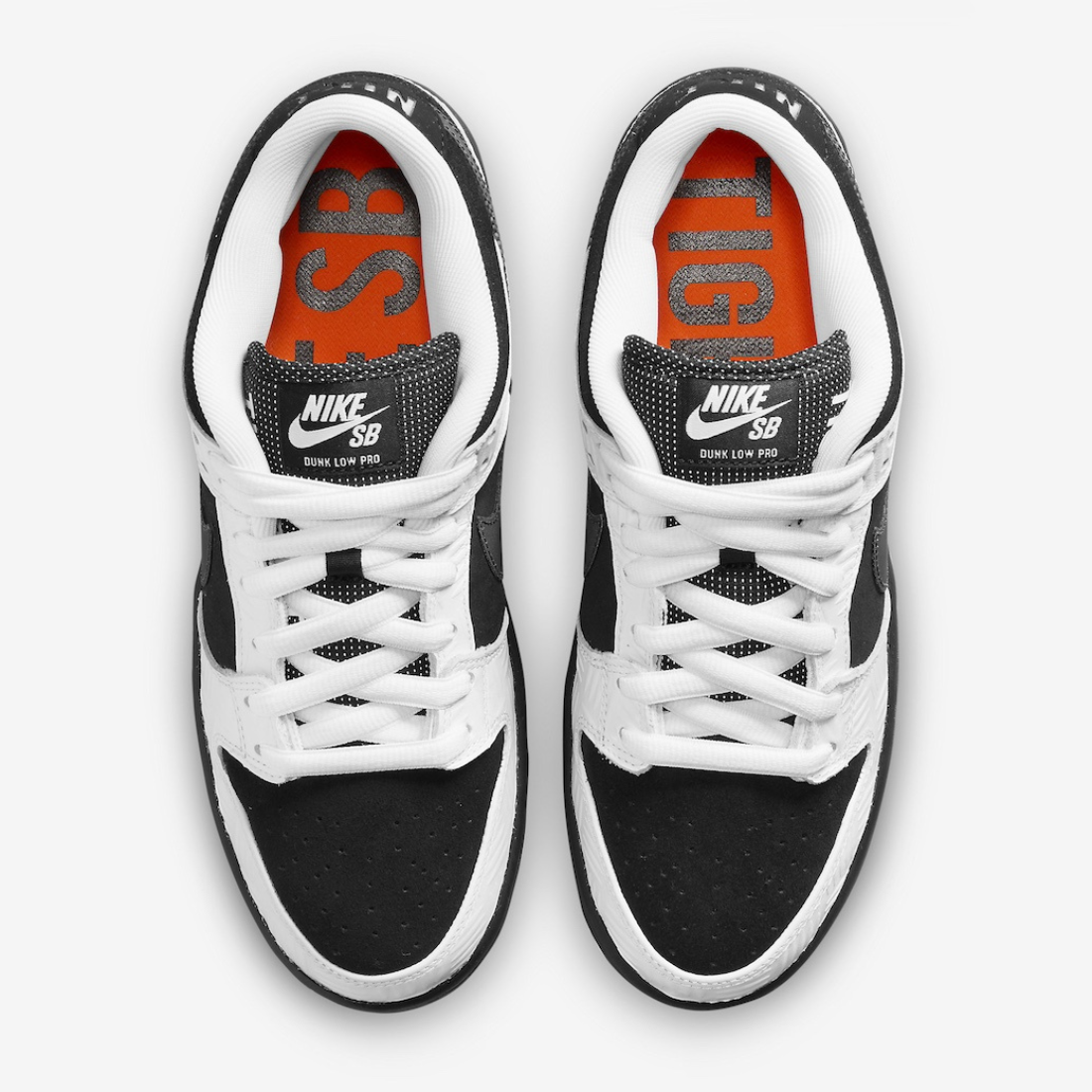 Nike SB Dunk Low TIGHTBOOTH - Vue latérale de la sneaker noir et blanc avec swoosh gris, détail orange sécurité et semelle noire
