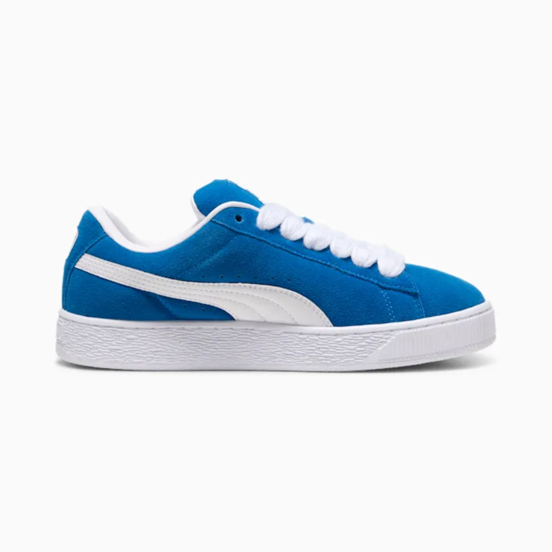 Puma Suede XL bleu et blanc - Sneaker streetwear iconique en daim avec bande blanche signature et semelle épaisse, style urbain tendance