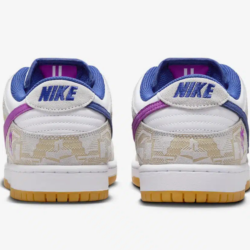 Nike SB Dunk Low Rayssa Leal - Vue latérale de la sneaker blanche avec empiècements beige et swoosh bleu royal, semelle gomme jaune