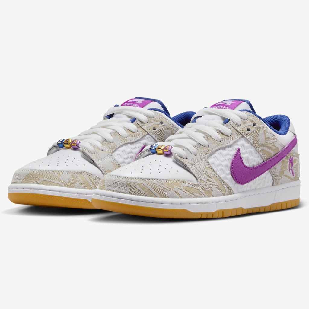 Nike SB Dunk Low Rayssa Leal - Vue latérale de la sneaker blanche avec empiècements beige et swoosh bleu royal, semelle gomme jaune