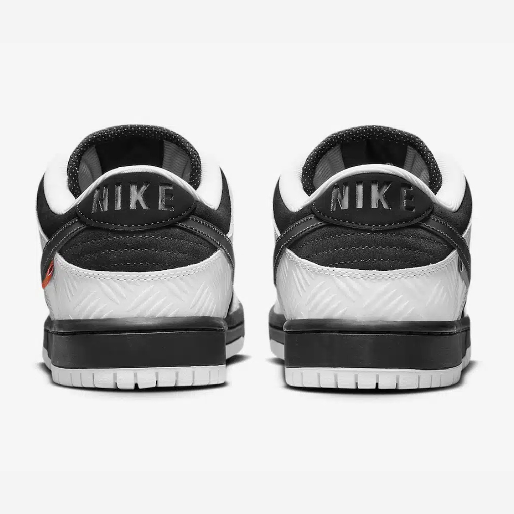 Nike SB Dunk Low TIGHTBOOTH - Vue latérale de la sneaker noir et blanc avec swoosh gris, détail orange sécurité et semelle noire