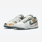 Nike Dunk Low - Vue latérale de la sneaker blanche avec empiècements camouflage beige et marron, swoosh vert olive et semelle bicolore