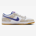 Nike SB Dunk Low Rayssa Leal - Vue latérale de la sneaker blanche avec empiècements beige et swoosh bleu royal, semelle gomme jaune