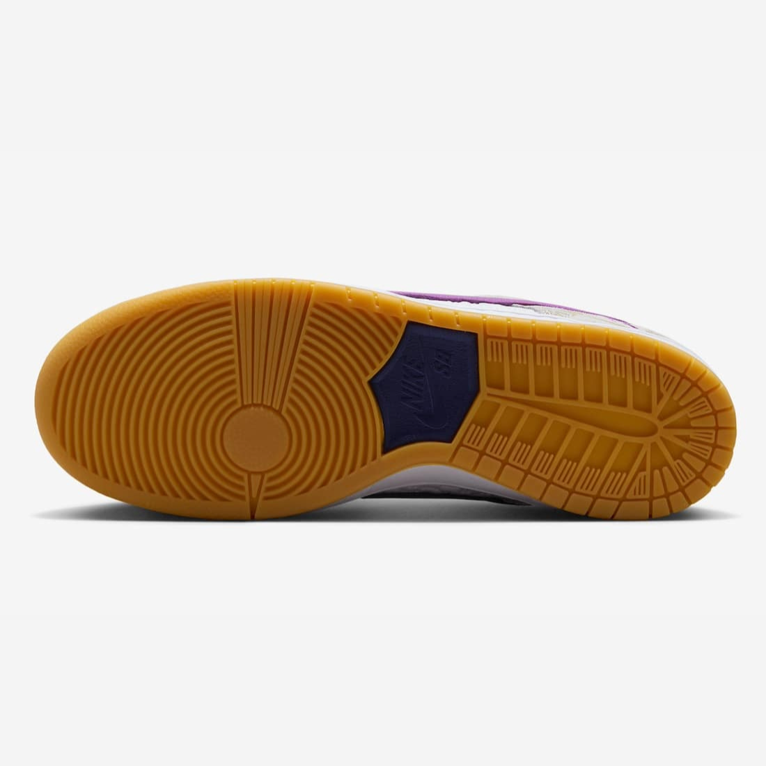 Nike SB Dunk Low Rayssa Leal - Vue latérale de la sneaker blanche avec empiècements beige et swoosh bleu royal, semelle gomme jaune