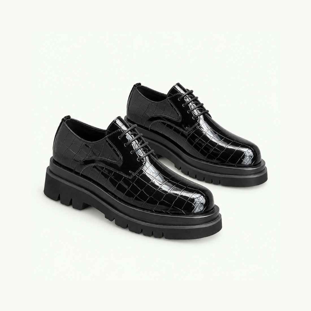 Derby noire brillante effet croco à semelle en gomme