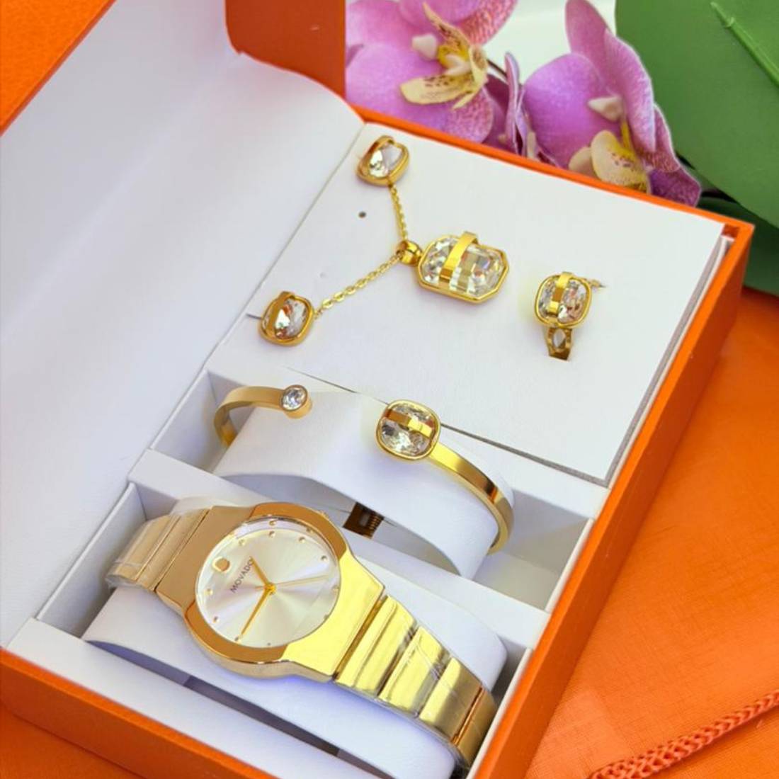 Coffret parure Movado – montre or cadran blanc et bijoux cristal