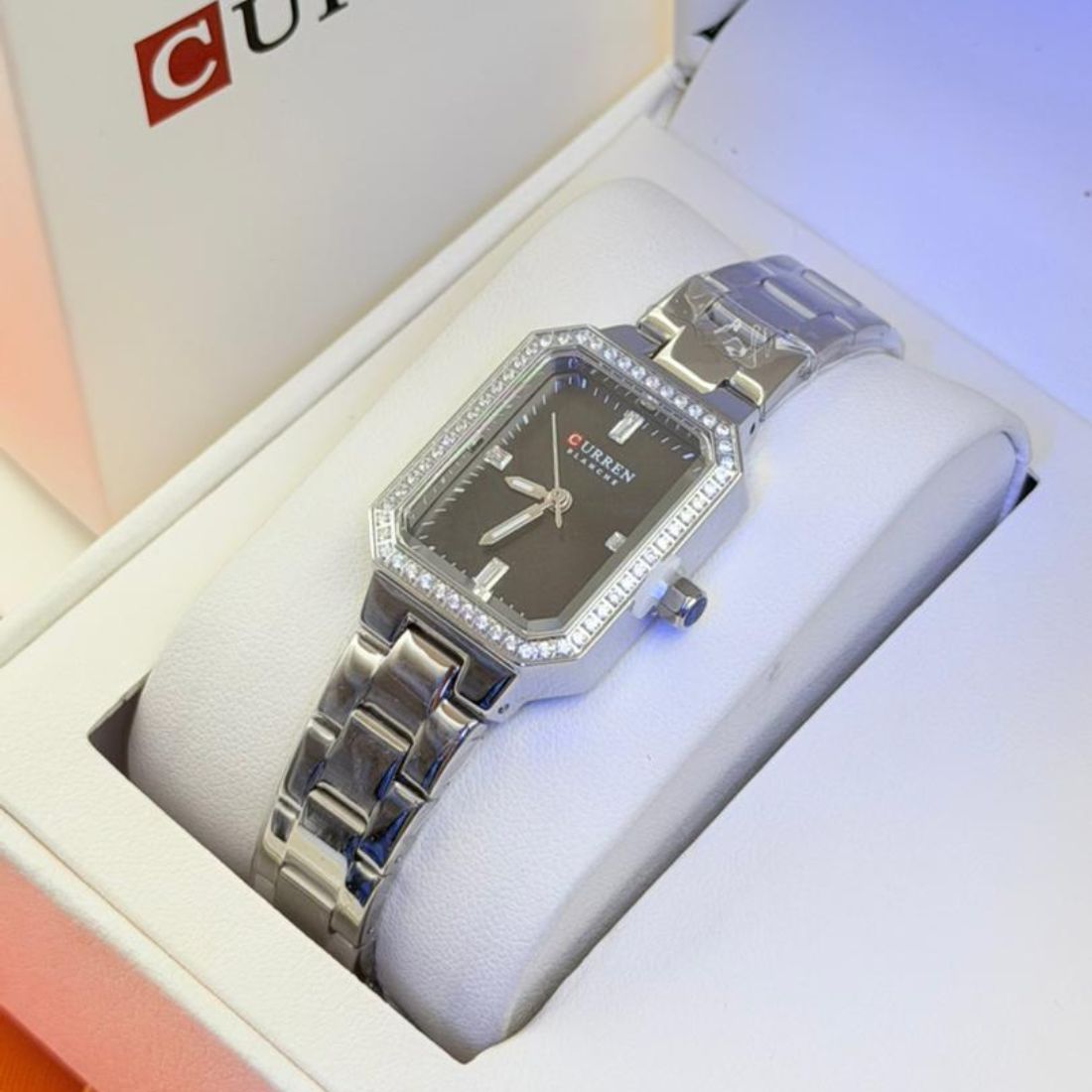 Montre Curren Blanche argentée cadran gris anthracite et boîtier octogonal cristaux baguette
