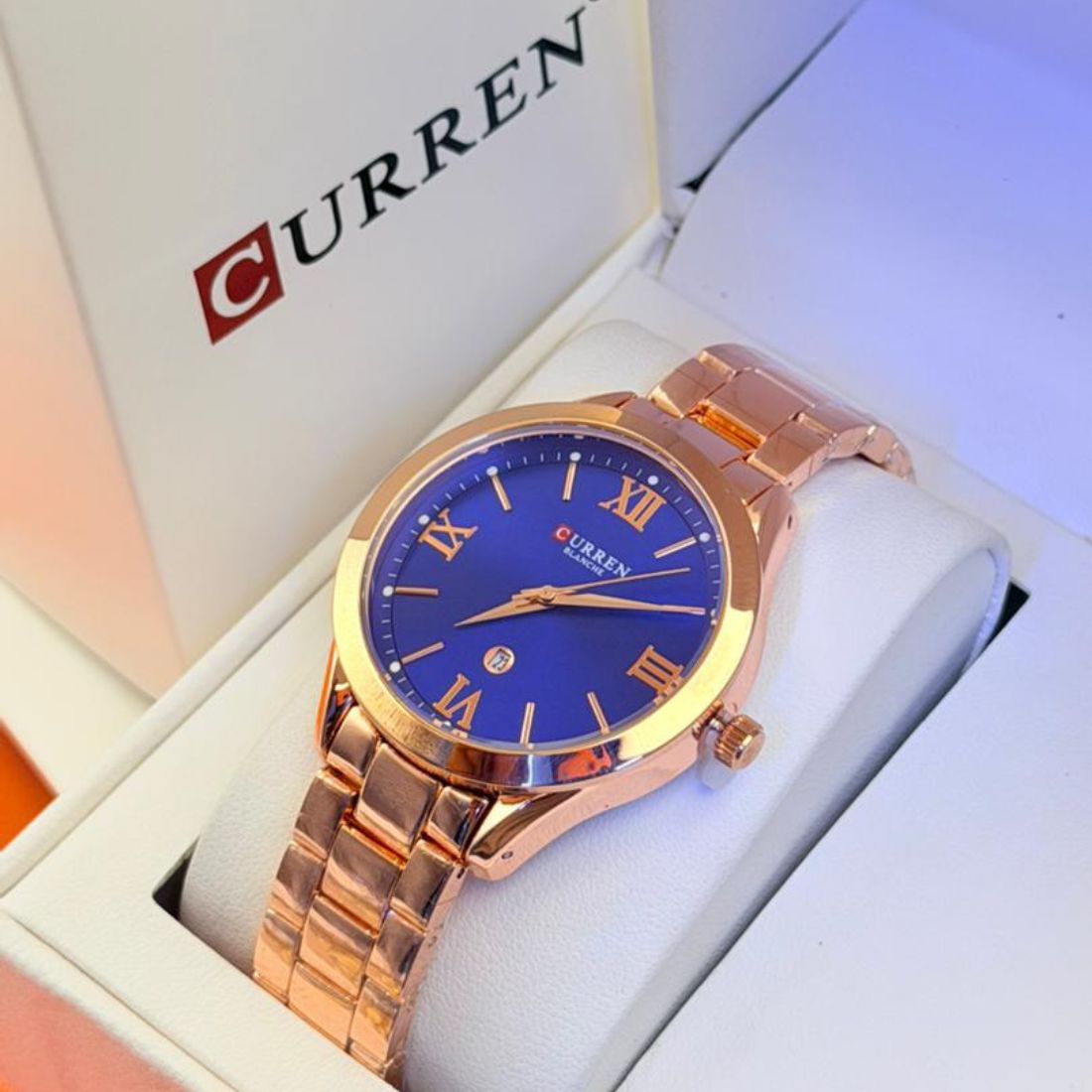 Montre Curren blanche cadran bleu nuit bracelet or rose et date