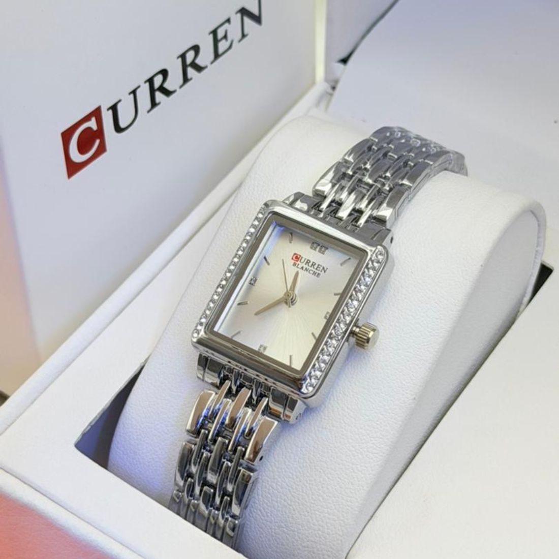 Montre Curren blanche carrée argent avec lunette strass