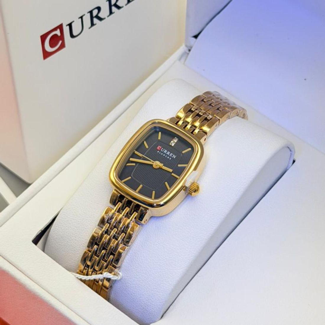 Montre Curren blanche or cadran noir texturé et cristal baguette
