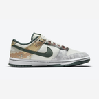 Nike Dunk Low - Vue latérale de la sneaker blanche avec empiècements camouflage beige et marron, swoosh vert olive et semelle bicolore
