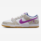 Nike SB Dunk Low Rayssa Leal - Vue latérale de la sneaker blanche avec empiècements beige et swoosh bleu royal, semelle gomme jaune