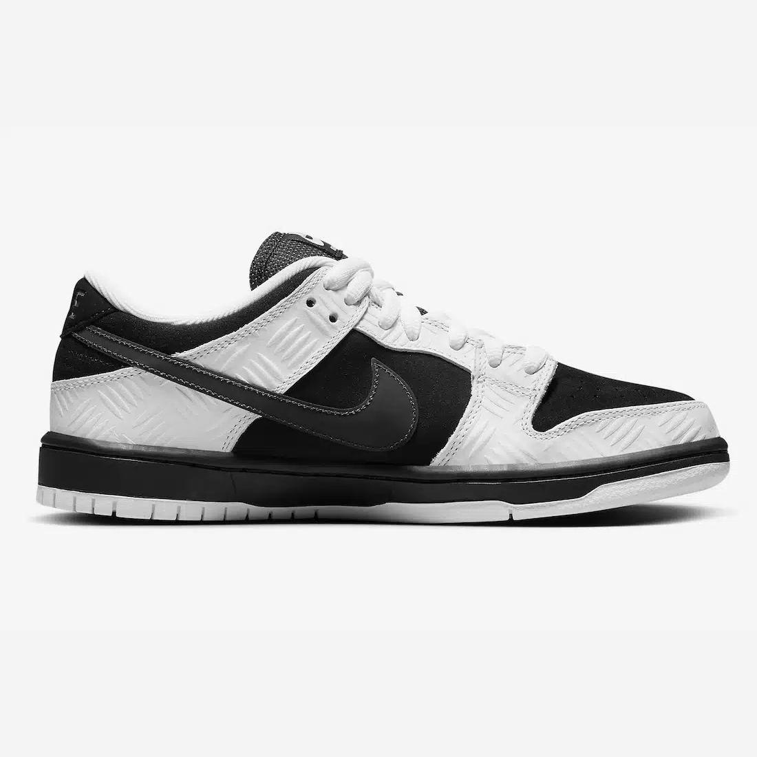 Nike SB Dunk Low TIGHTBOOTH - Vue latérale de la sneaker noir et blanc avec swoosh gris, détail orange sécurité et semelle noire